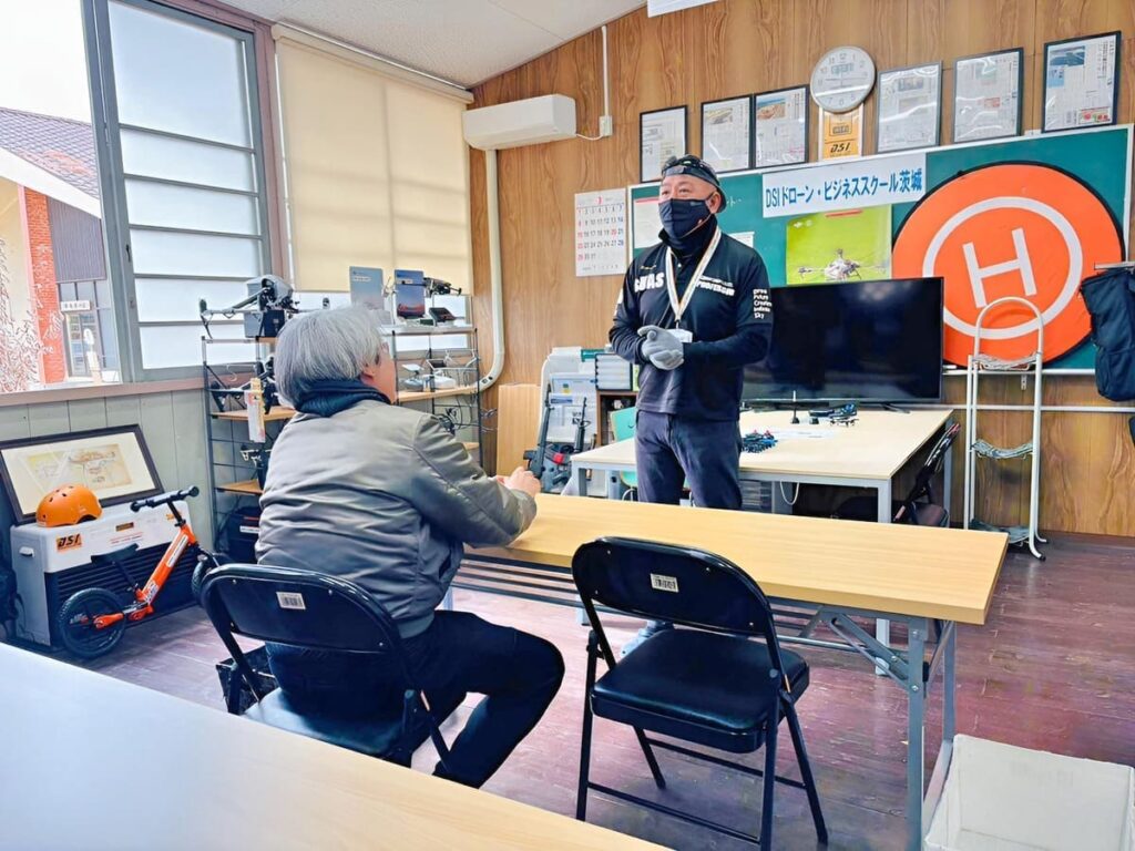 飛行訓練前ブリーフィング。本日の予定を確認、課題や飛行に際する留意事項など