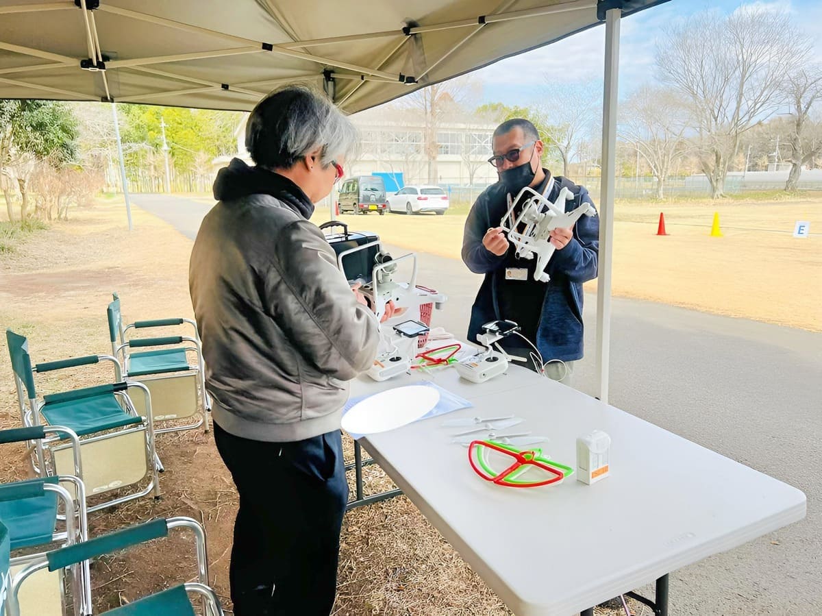 初日は「飛行前後点検」から「ドローン機動性」「フライトシュミレーター」からレクチャー