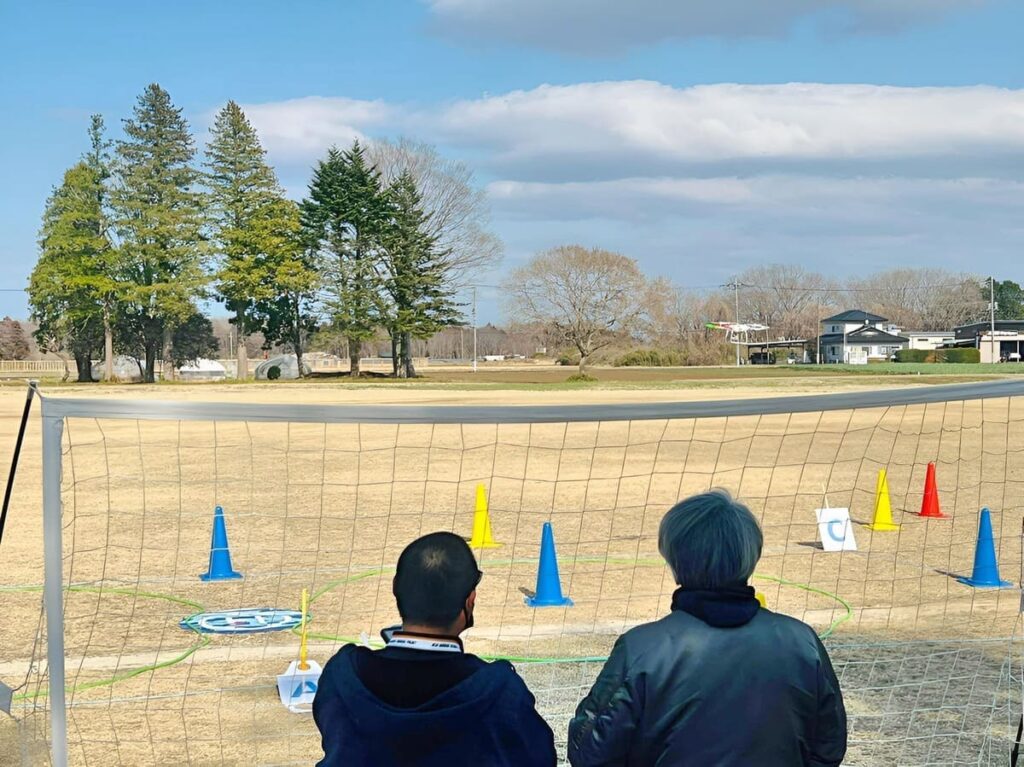 基本飛行は、上昇、ホバリング、右ホバリング、左ホバリング、そして対面ホバリングと続きます