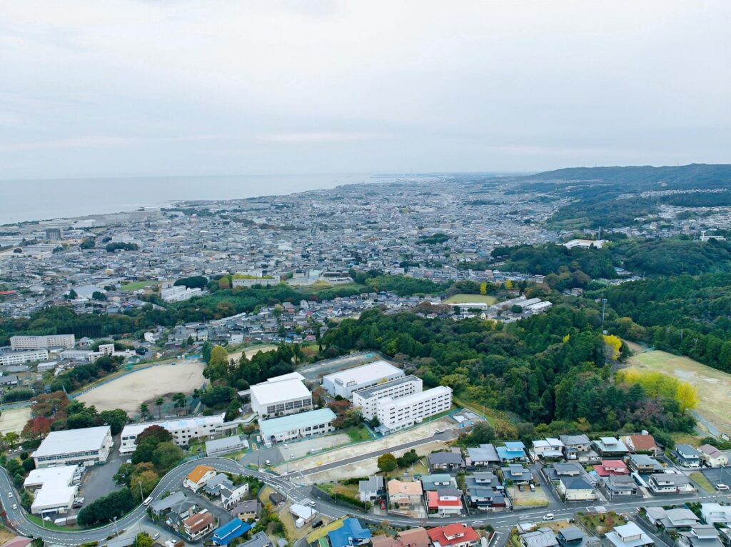 ドローン空撮による都市俯瞰景観|ドローン空撮で撮影した街並みと沿岸エリアの風景