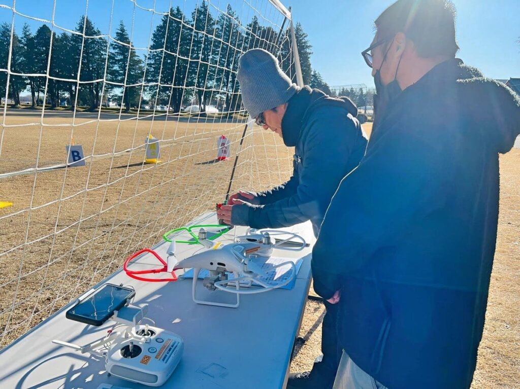 一等無人航空機操縦士の屋外飛行訓練前点検の様子｜国家資格ドローン免許講習｜DSIドローンビジネススクール茨城
