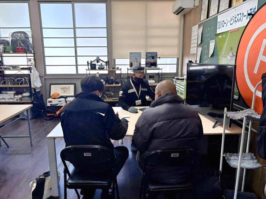 自治体によるドローン導入訓練の打ち合わせの様子｜災害対応・防災ドローン講習｜DSIドローンビジネススクール茨城