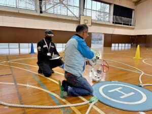 二等無人航空機操縦士の修了審査検定で飛行前点検を行う受講生｜国家資格対応ドローンスクール実地試験風景