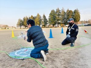 一等無人航空機操縦士講習で飛行前点検を実施する受講生と指導員｜DSIドローン・ビジネススクール茨城