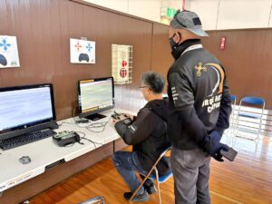 操舵訓練はシュミレーターから。持ち方からレクチャー