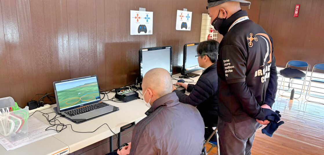 操舵訓練にはシュミレーター。繊細な入力を訓練しています