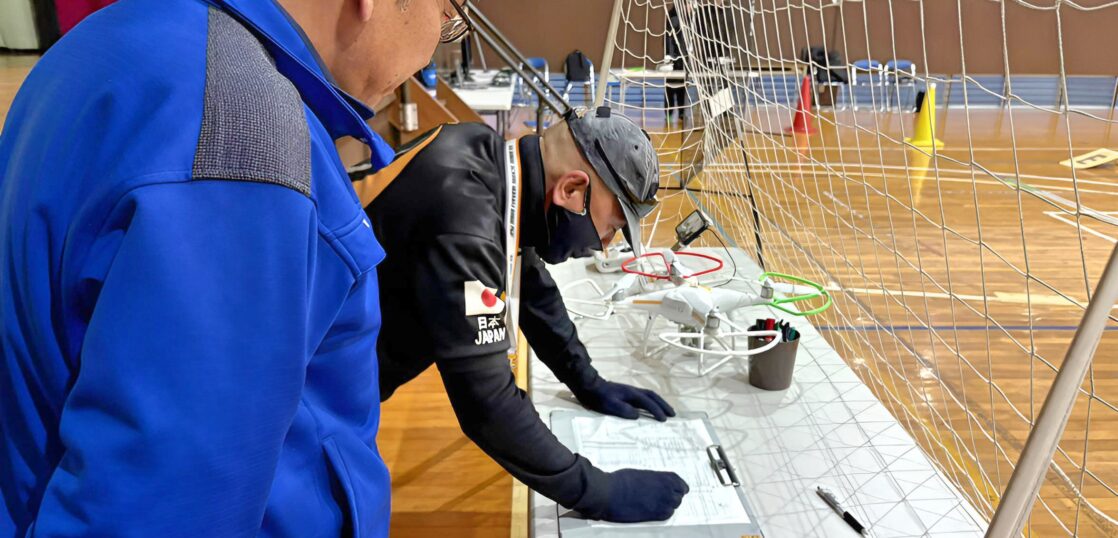 「日常点検記録」「飛行後記録」記入漏れ確認の様子