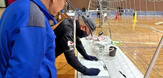 「日常点検記録」「飛行後記録」記入漏れ確認の様子