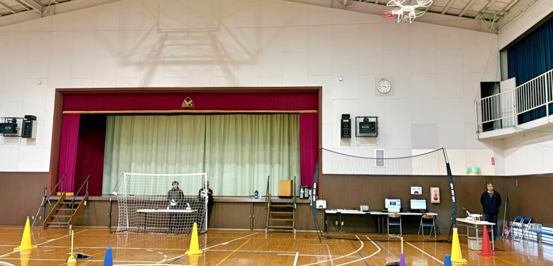 DSI ドローン・ビジネススクール茨城で行う修了審査検定の「実技審査」高度3.5mスクエア飛行（四角）の様子